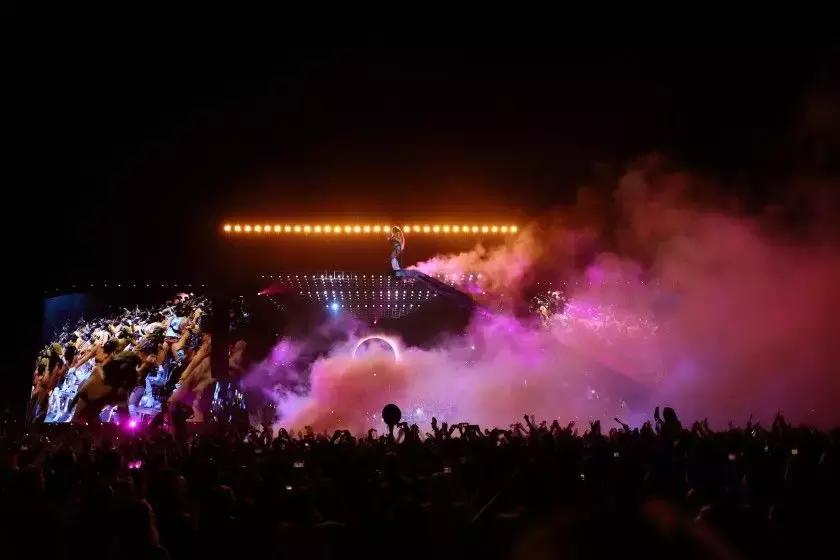 新媒体时代的沉浸式舞台设计,极简主义舞台设计