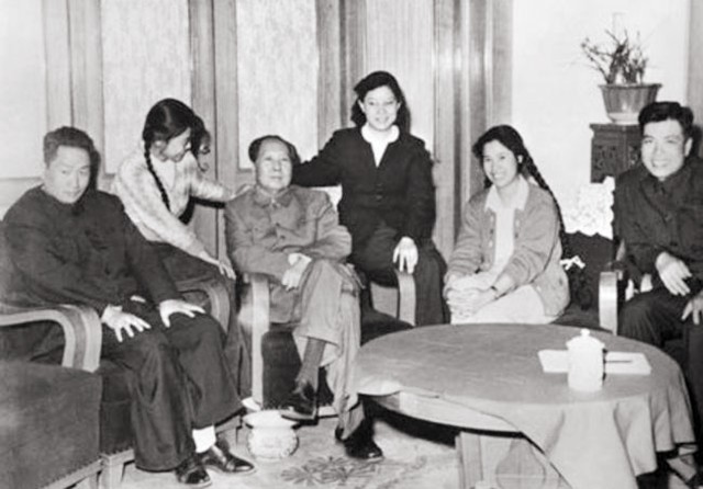 邵华和儿媳刘滨珍贵合影,婆媳其乐融融,邵华非常疼爱儿媳刘滨