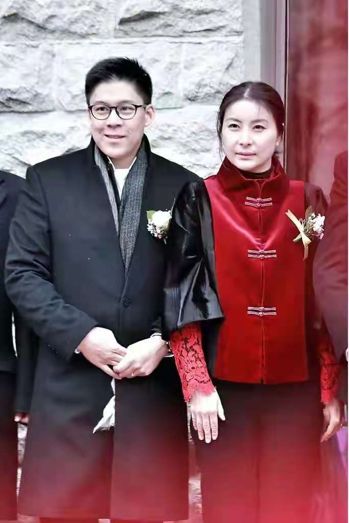 霍启刚真是宠妻狂魔完整版,霍启刚郭晶晶穿情侣装相拥晒恩爱