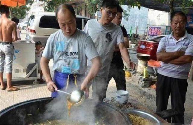 80后夫妻街边摆摊卖“大锅菜”，10元1碗，2年就买上了1套房子
