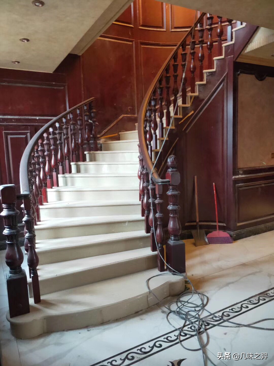 装修选择旋转楼梯好还是直楼梯好,旋转楼梯好还是直角楼梯好