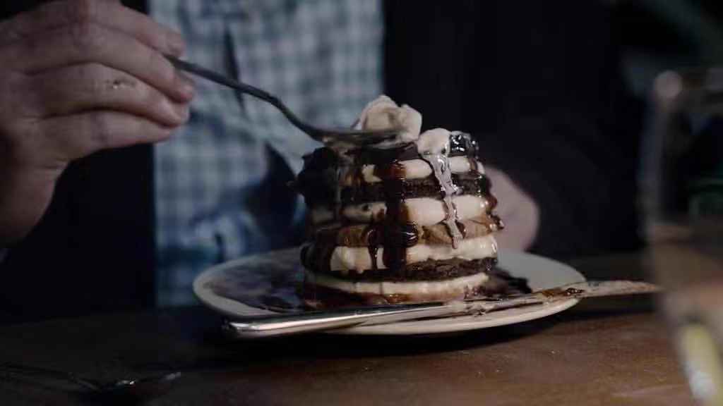 吃得多的女生,吃得很多很胖的女孩