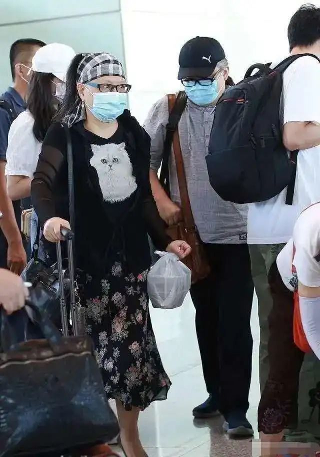 刘欢戴丝巾拍照姿势 (刘欢的老婆正面照)