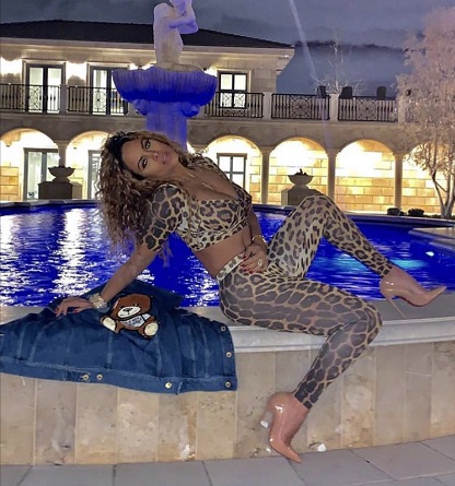 金钱梅的情人节！梅威瑟被嘲讽，不速之客造访豪宅，女友却很开心