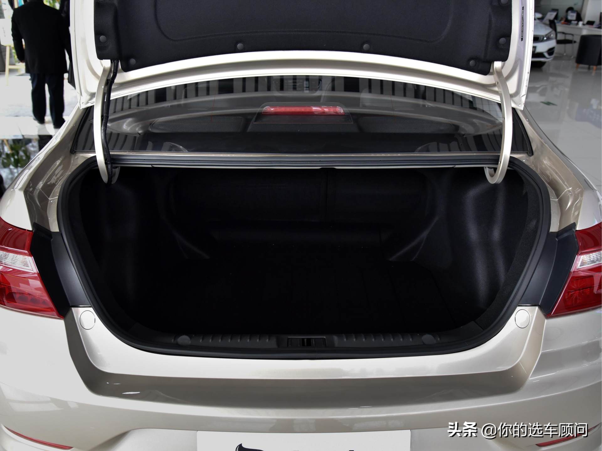 2020款自动挡吉利远景x61.4t油耗,2016款吉利远景1.3t手动挡油耗