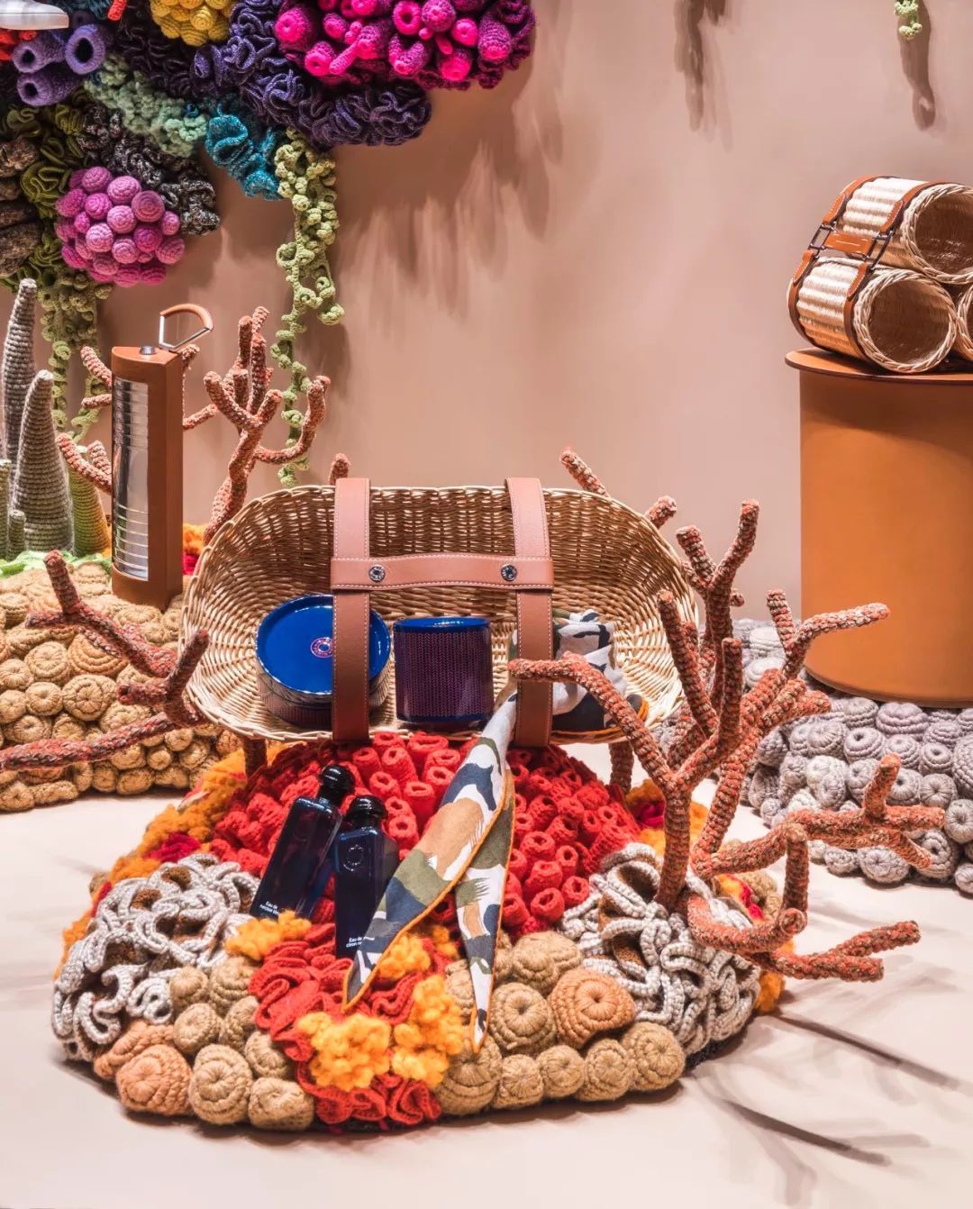 爱马仕最新的橱窗设计,手工制作的梦幻艺术空间