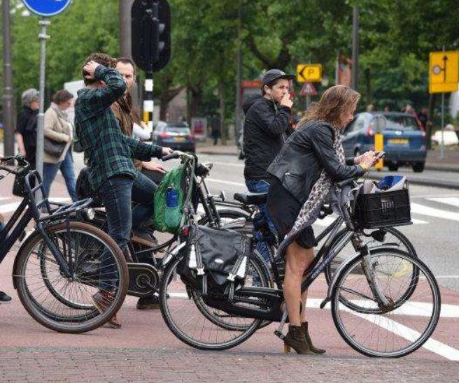 荷兰为什么叫自行车王国 (荷兰为什么好多人骑自行车)