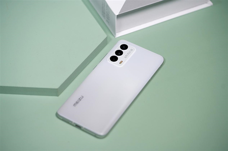 魅族18对比iphone13mini,魅族18和苹果12大小对比