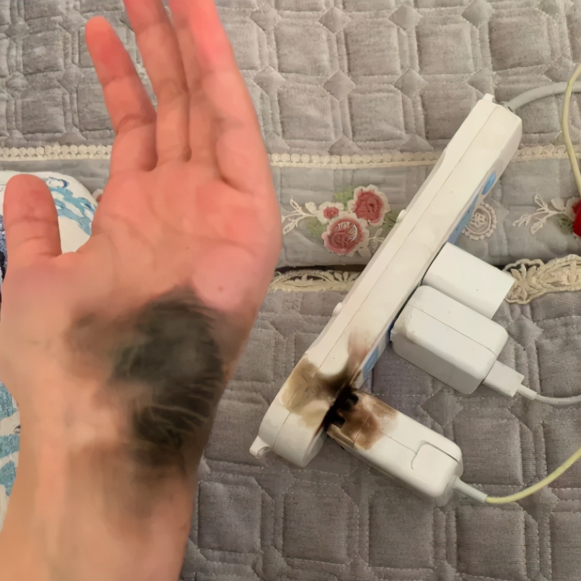 “砰”一声！手掌焦黑一片！只因*插插**头时戴了这个。。。