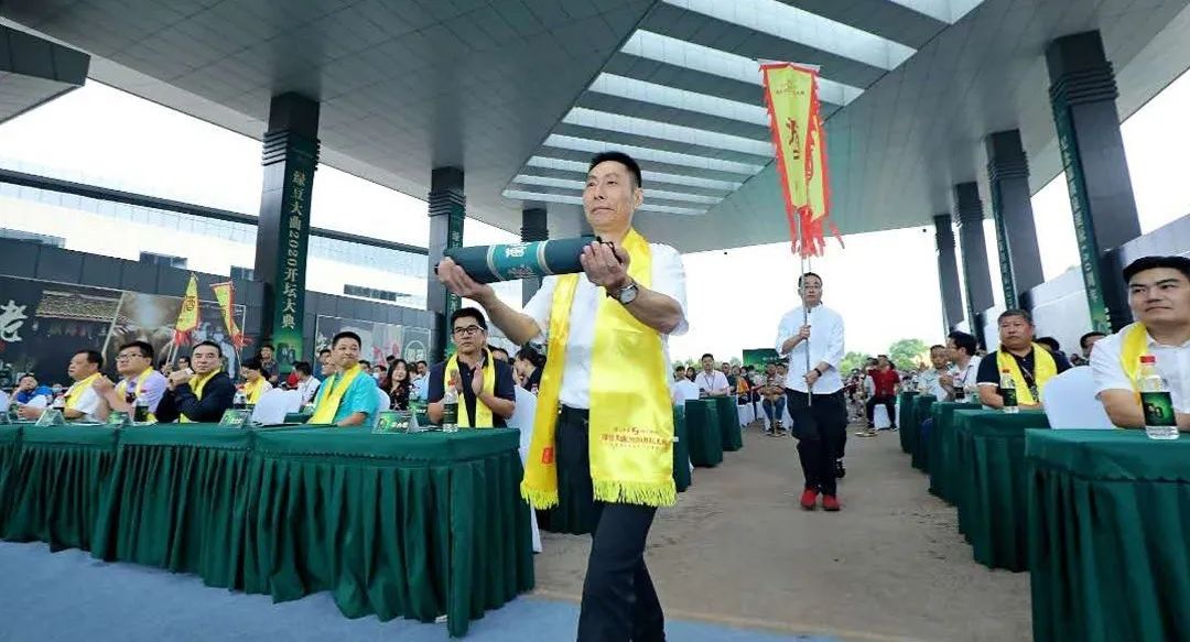 泸州老窖绿豆大曲开坛,绿豆大曲泸州老窖开坛取酒