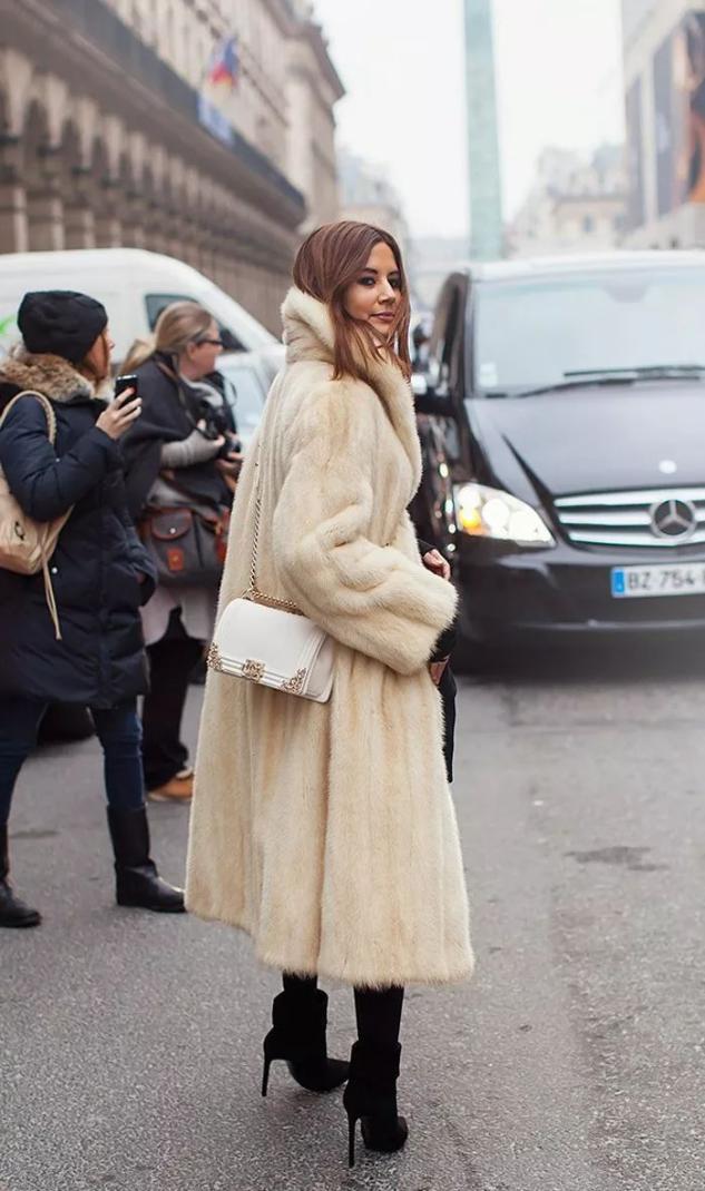 女生什么颜色的大衣显瘦还显白,驼色和深灰色毛呢大衣哪个显白