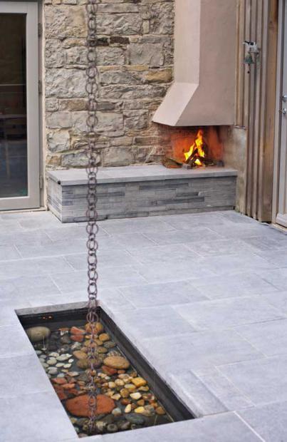 国外房子不装雨水管,只挂一根雨链就可以排水,而且快