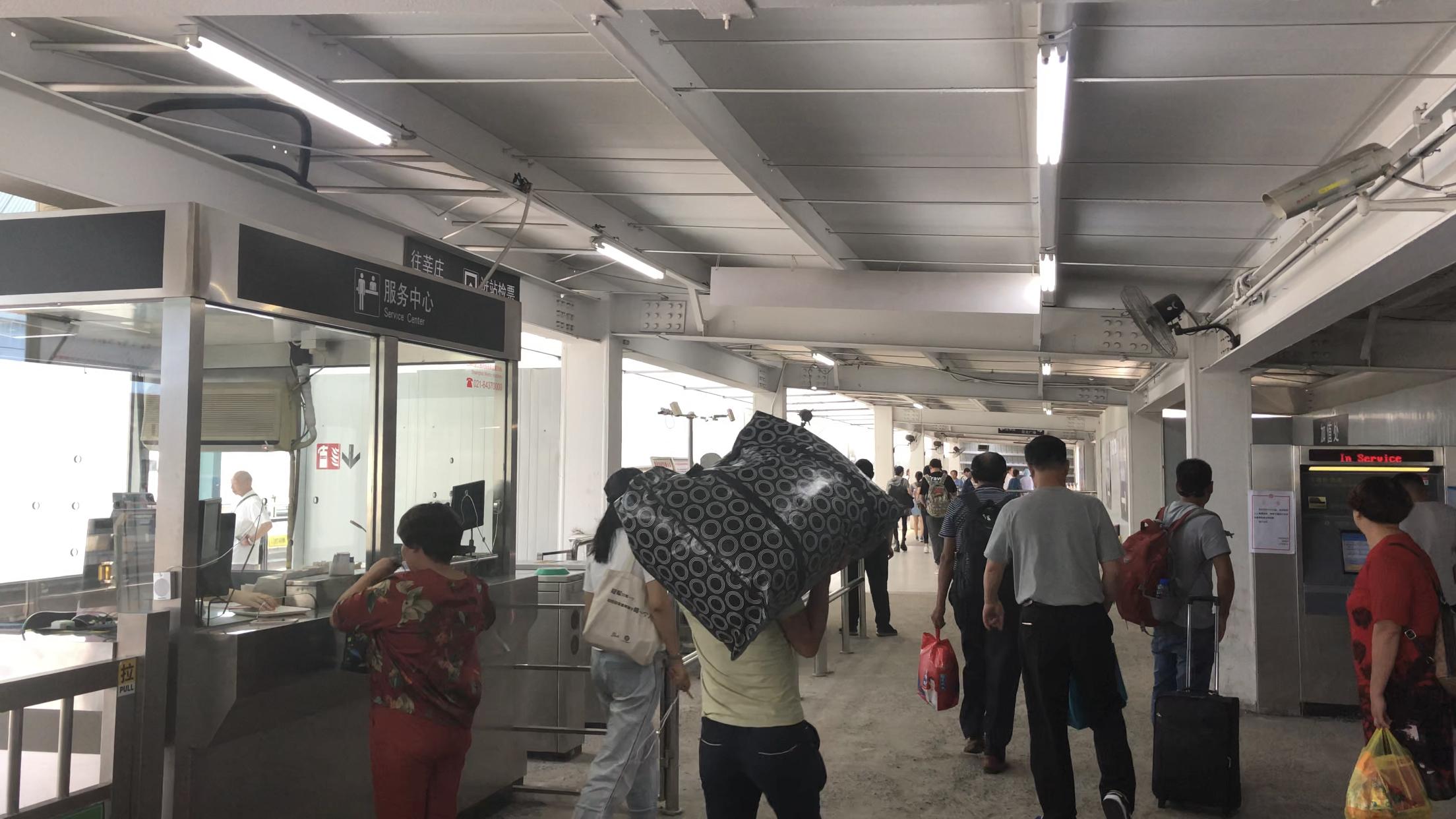 上海80后乘坐地铁1号线，差点在莲花南路站踩“坑”是怎么回事？