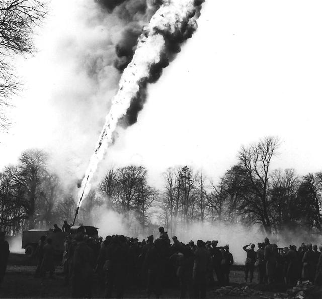 火烤绿魔伞兵！皇家陆军“蛇怪”喷火卡车，200米火舌吞噬万物