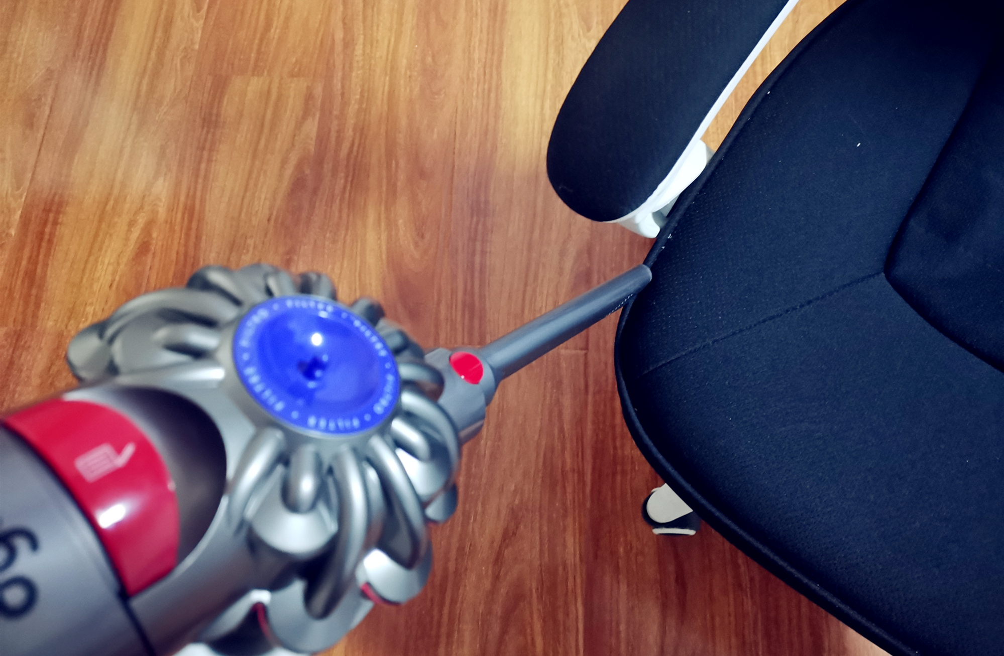 戴森dyson除螨仪手持吸尘器v7,dyson戴森v7吸尘器如何