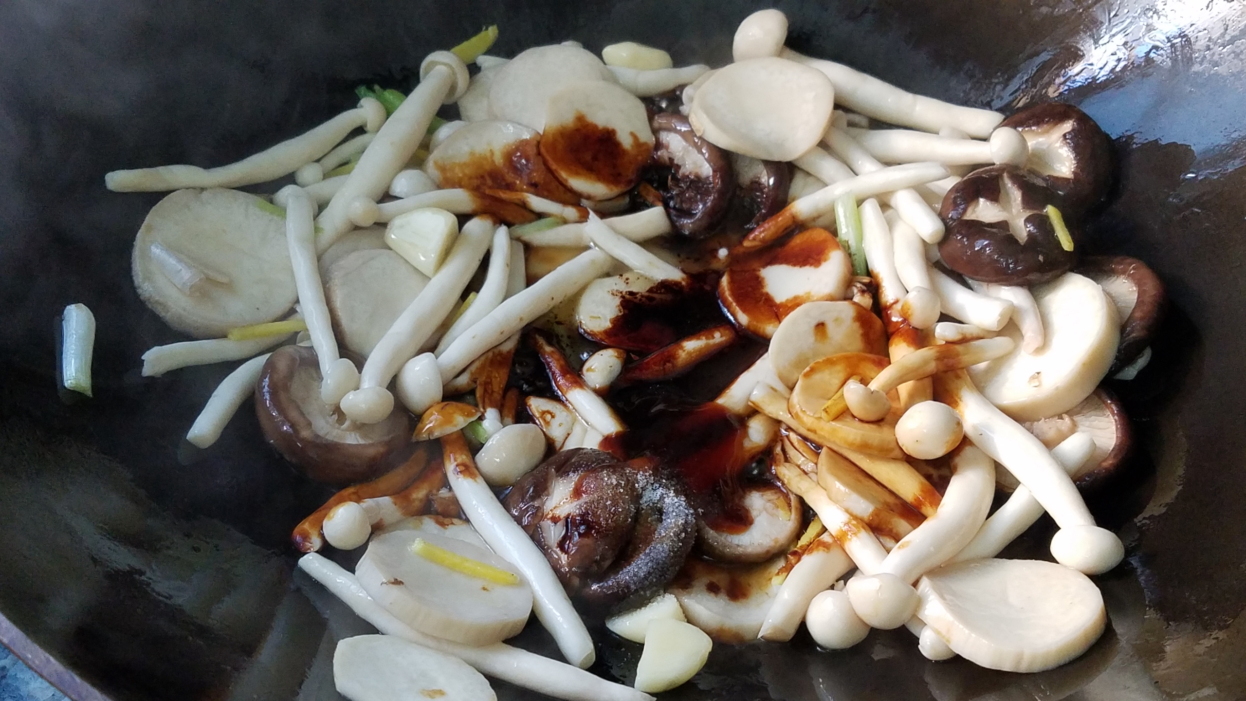 炒香菇炖鸡家常做法,炒香菇家常做法要不要焯水