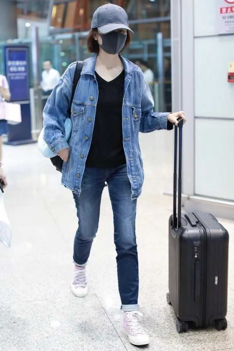 何洁牛仔短裤现身机场,何洁穿白卫衣牛仔短裤