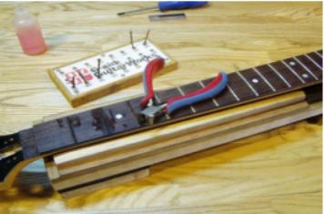 怎么更换吉他弦视频,民谣吉他换品丝需要都更换吗