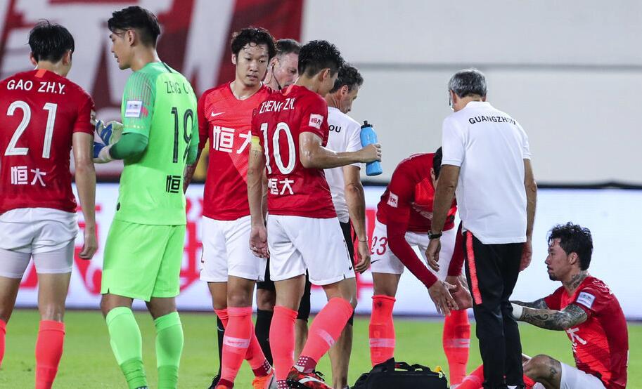 卡纳瓦罗看曾诚受伤,卡纳瓦罗看曾诚金英权相撞