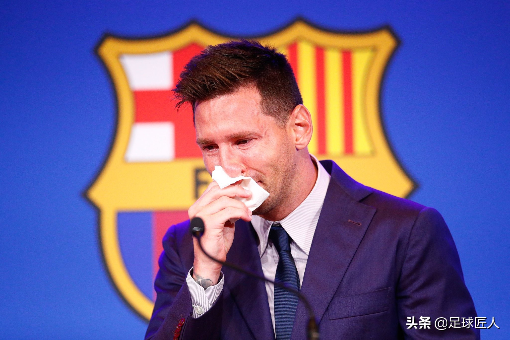 梅西正式离开巴萨告别仪式发布会,梅西赛前落泪