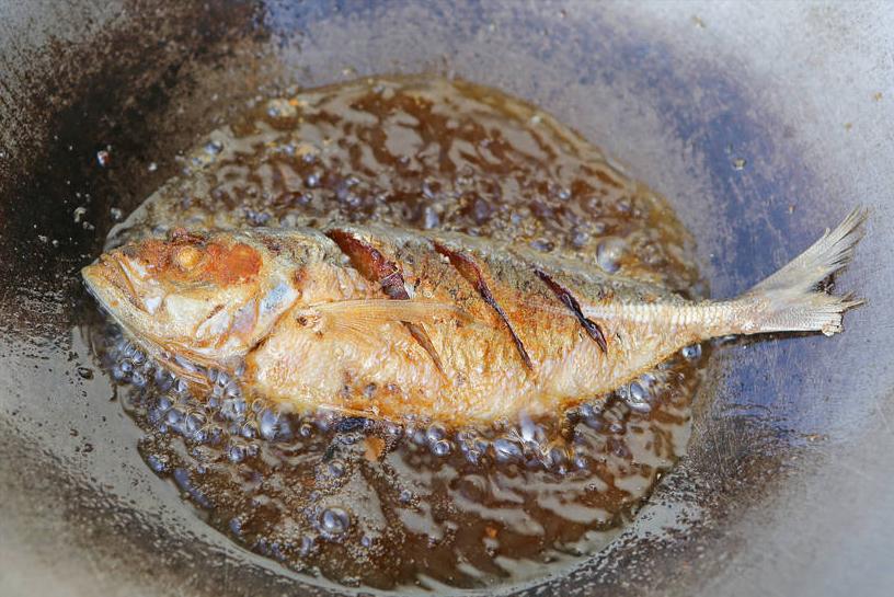 怎样挂糊煎鱼不破皮,煎鱼怎么不破皮不糊锅的小窍门