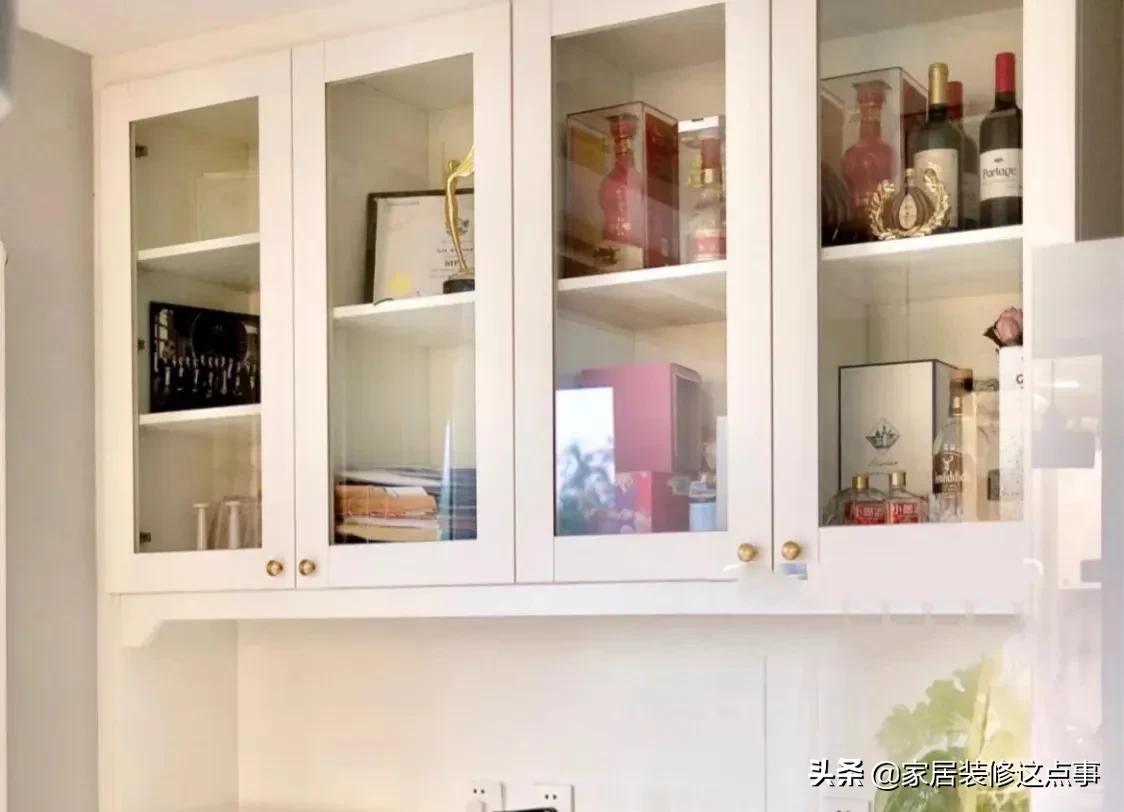 如果不差钱，餐厅尽量装个餐边柜，别让餐桌变成“杂物集中营”