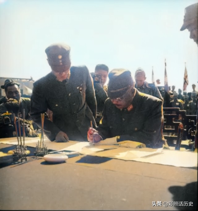 日军受降仪式彩色老照片,老照片东南亚战场上投降的日军