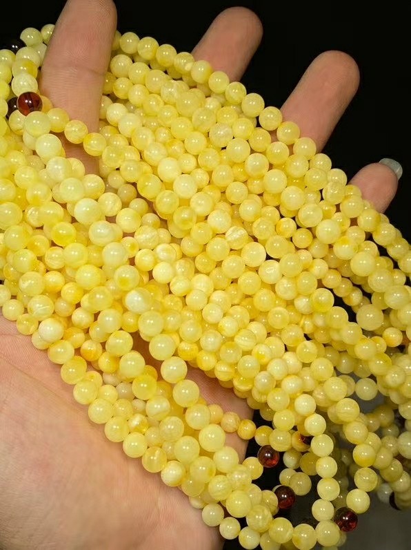 佩戴蜜蜡的好处,长期佩戴蜜蜡手串有什么好处