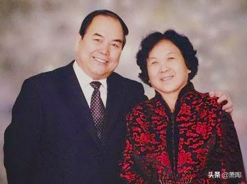 李谷一替他改名侯耀文将他收编他却是马季徒弟他搭档更了不得