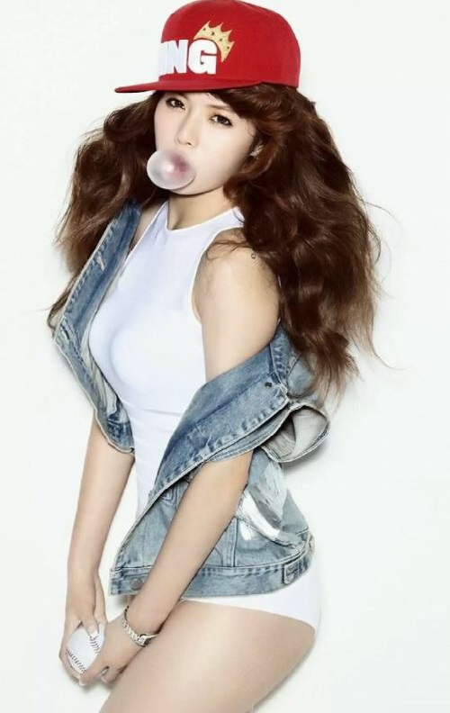 泫雅CK代言写真发布，简单性感才是她的路线