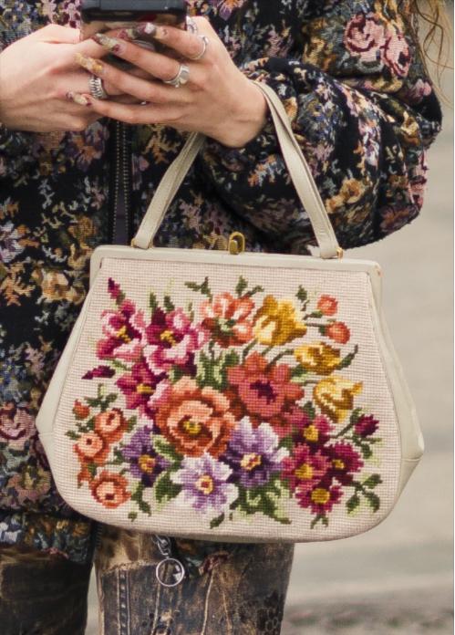 现在的斜挎帆布包还流行吗,还在背水桶包吗