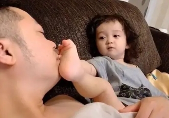 宝宝脚臭也可爱,小婴儿嫌弃爸爸脚丫子太臭了