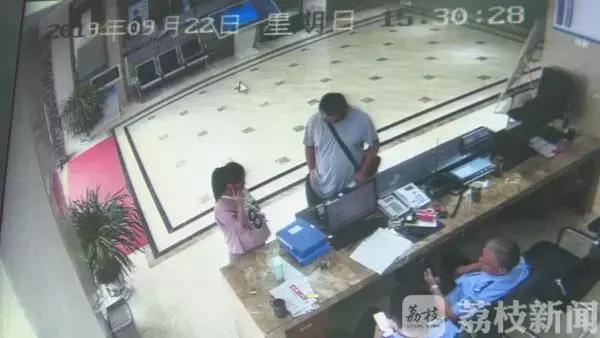 新*局骗**！快递公司告诉你包裹没了？女子险被骗13万