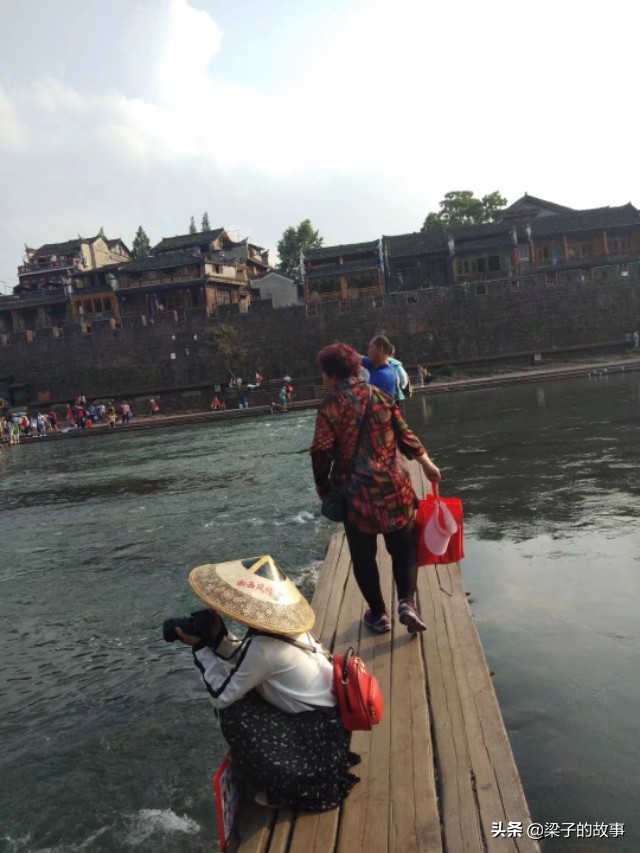 湖南湘西自治州凤凰古城景区,湘西明珠凤凰古城位于哪个省