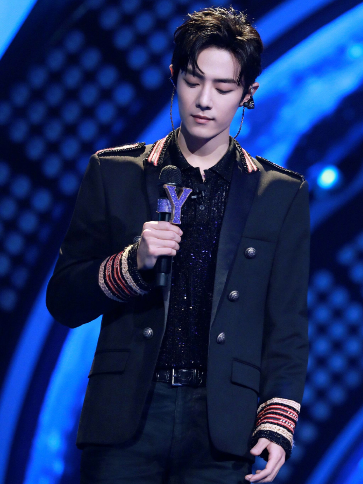 肖战穿搭夏款风衣,肖战穿红色风衣帅气十足