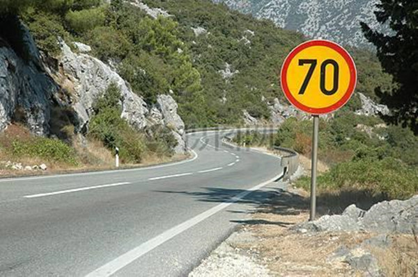 高速上有两个限速标志什么情况,限速70跑120码怎么处理