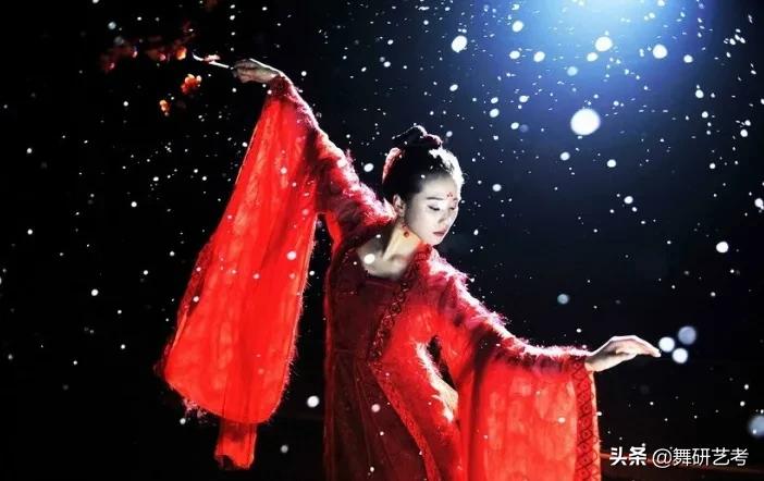 舞蹈脖颈的拉伸动作,怎么零基础快速学会一个舞蹈