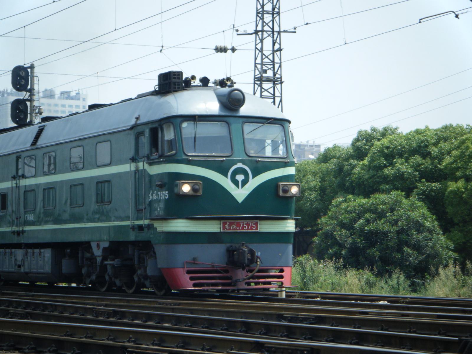 世界上先有火车还是先有汽车,世界上先有的火车还是汽车