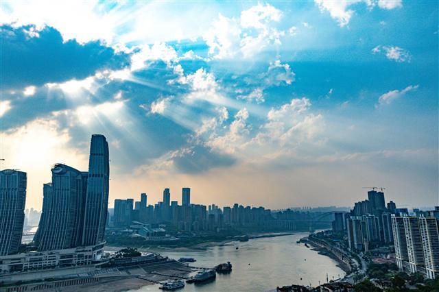 三峡游轮上水下水哪个好玩,三峡游轮上水和下水哪个好