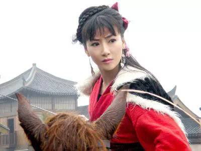 神雕侠侣最早版杨过和郭芙在一起,各版神雕侠侣杨过弹指神通救郭芙