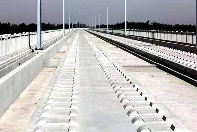 轨道下的碎石子是啥？为啥火车轨道下面要铺，高铁轨道上却不用