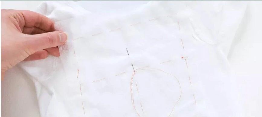 自己绣在衣服上的简单刺绣,手工刺绣t恤字母配色图片