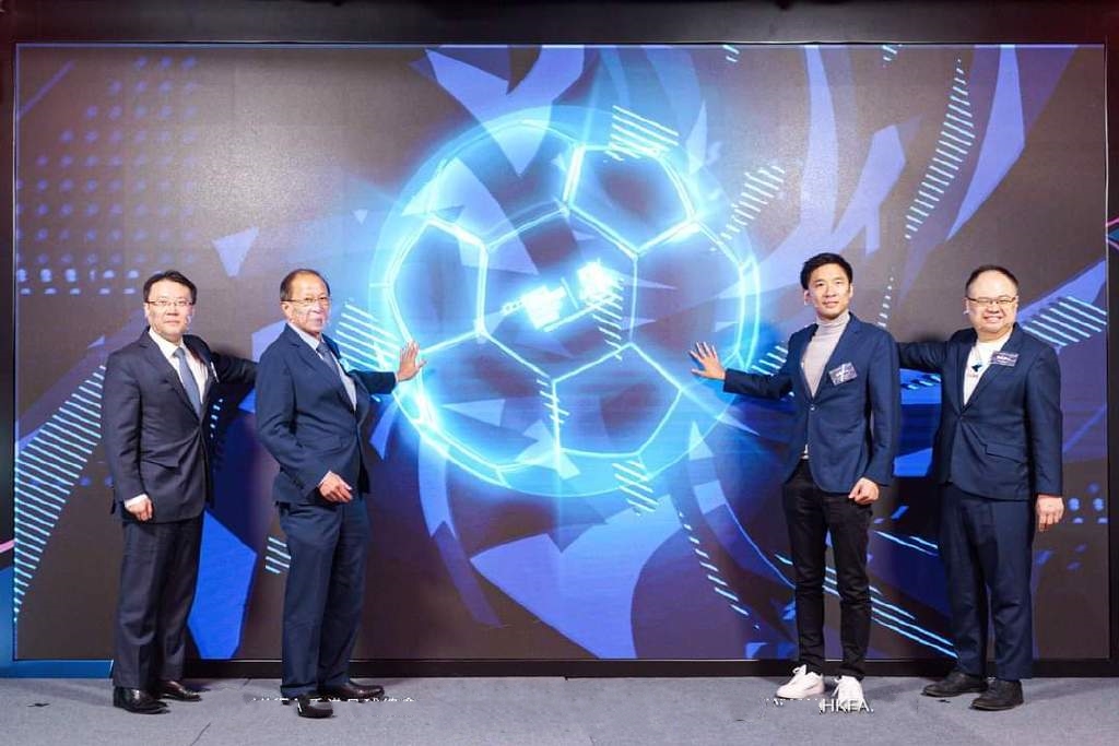 郭晶晶黑西装穿搭,郭晶晶穿蓝色裙配西装