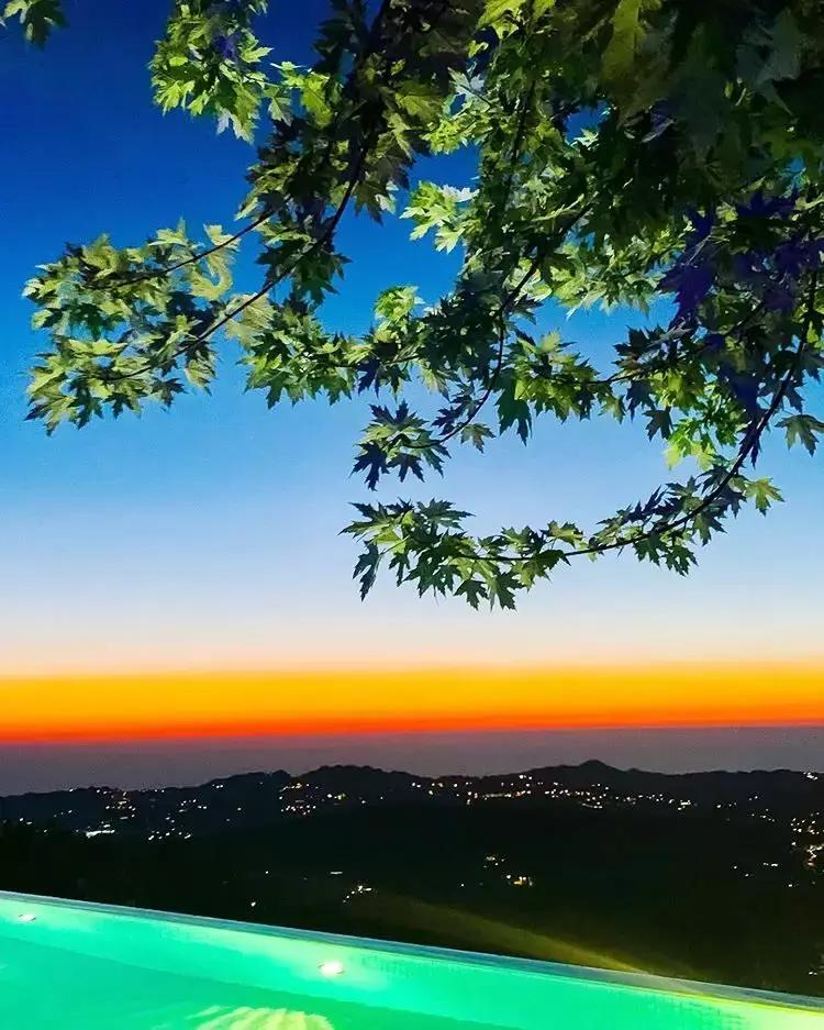 15万颗施华洛世奇水晶,eliesaab婚纱