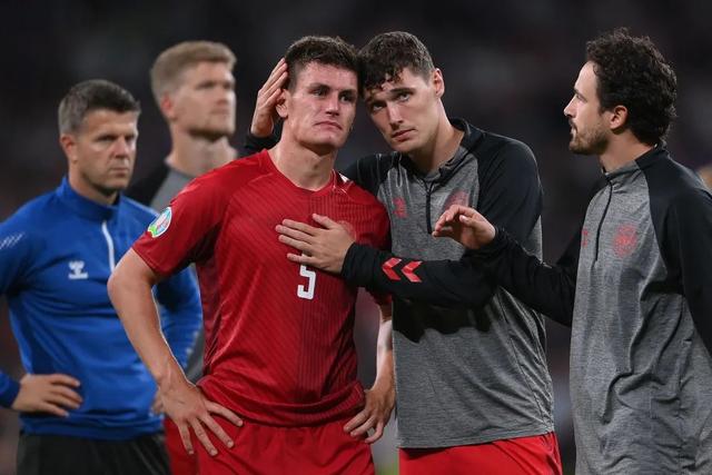 斯特林造点前球场内有2球,斯特林失误盘点