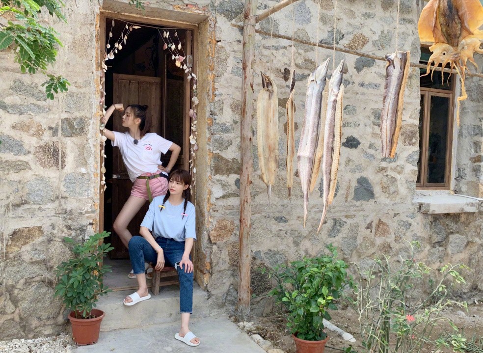 沈梦辰穿绿色衬衫配高腰短裤,可爱沈梦辰穿粉色卫衣