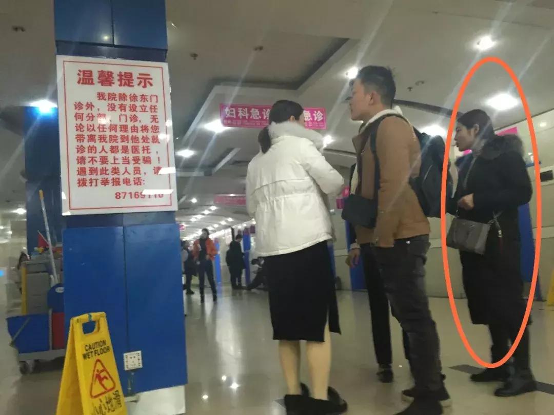 医院门口都有什么人,医院门口一群人