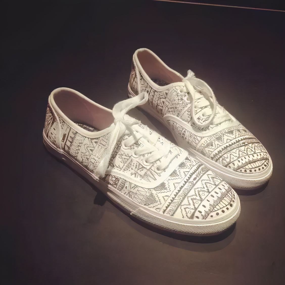 穿腻了小白鞋可以这样来改造,教你把小白鞋变潮流