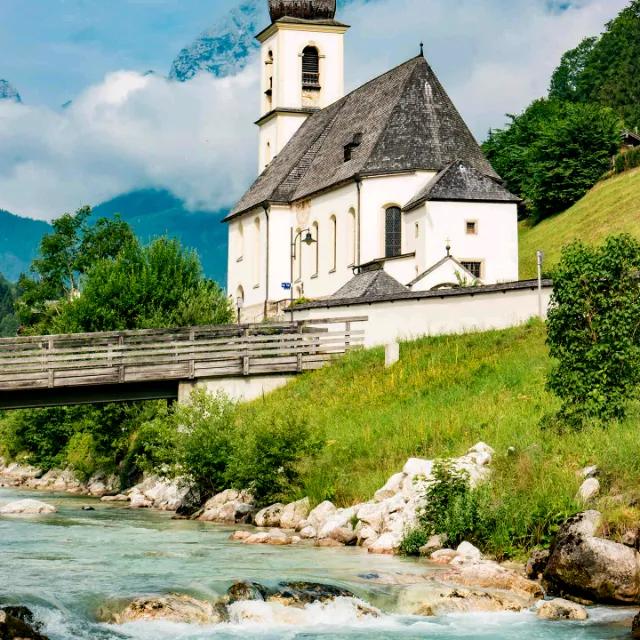 记得怎样吻我和咬我的耳朵吗？妻子：去哪儿？丈夫：得去取假牙。