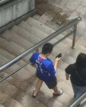 输的心服口服！申花球迷穿贝尔11号球衣提气恒大球迷喊申花加油